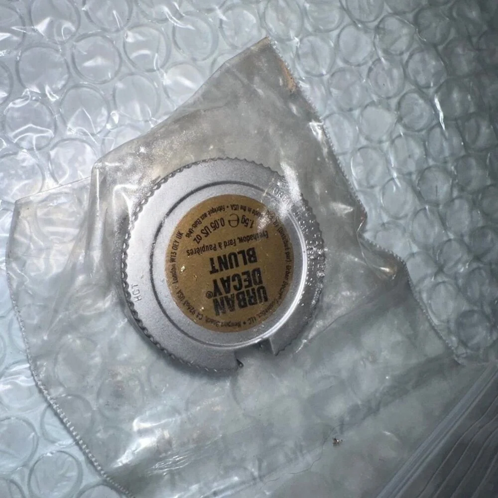 Urban Decay‎ Eyeshadow blunt eye shadow token